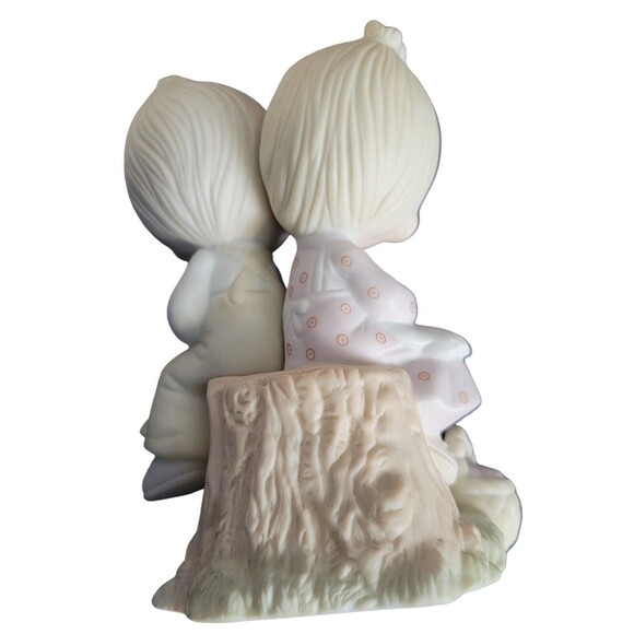 1989 Precious Moments Love One Another Boy & Girl on a Tree Stump Figurine - Picture 3 of 8